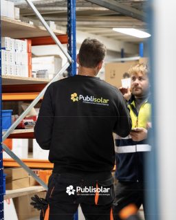 En Publisolar nos mueven las personas. 🛠️✨
Nuestro equipo es el que diseña, instala y cuida de tu energía. Porque para que la luz nunca te pese, necesitas a alguien de confianza al otro lado del tejado.