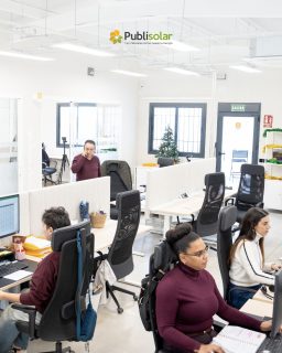 Detrás de cada instalación solar hay un equipo que lo hace posible ☀️🔧

Nuestros técnicos y el equipo de soporte trabajan cada día con un objetivo claro: ofrecerte la mejor solución en energía solar. 💪⚡